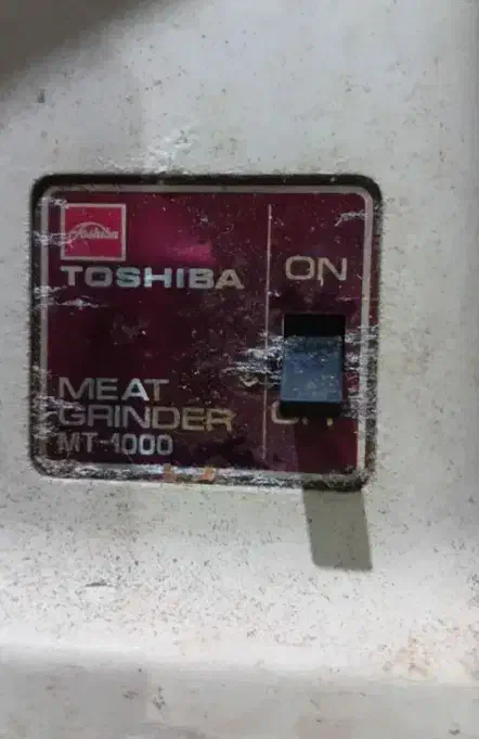 چرخ گوشت توشیبا اصلی قدیمی کاملا سالم|خردکن، آسیاب، غذاساز|رشت, کوی فکوری|دیوار