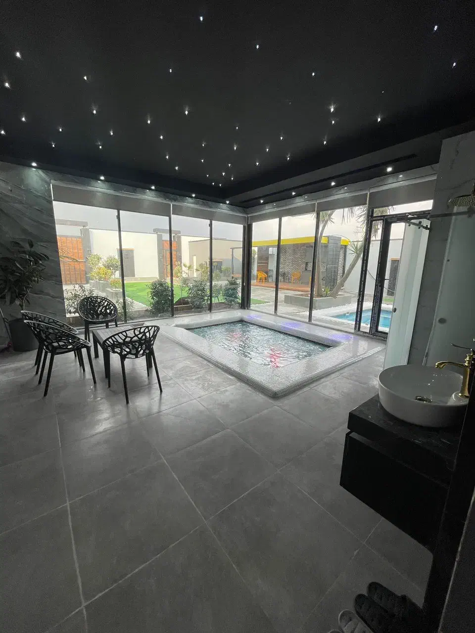 اجاره ویلا مدرن دو استخر|اجارهٔ کوتاه‌مدت ویلا و باغ|بندر انزلی, ساحل قو|دیوار