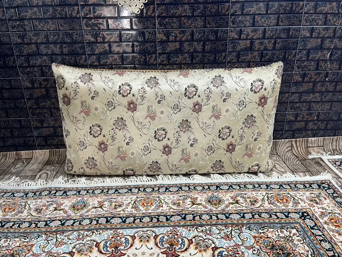 چهار عدد پشتی در حد نو|پشتی|خوی, |دیوار