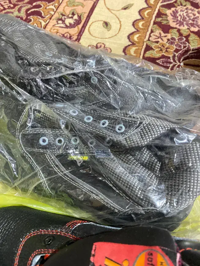 کفش|کیف، کفش، کمربند|سیب و سوران, |دیوار