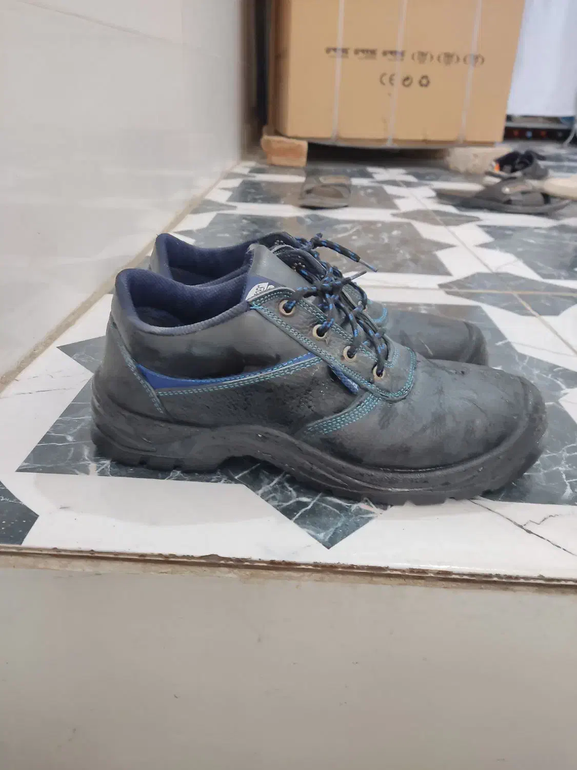 کفش کار|کیف، کفش، کمربند|ساوه, |دیوار