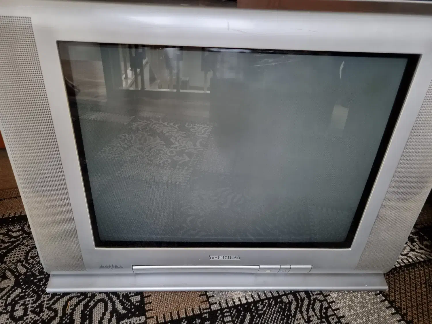 دو تلویزیون ۲۱ اینچ سونی و توشیبا|تلویزیون و پروژکتور|بروجرد, |دیوار