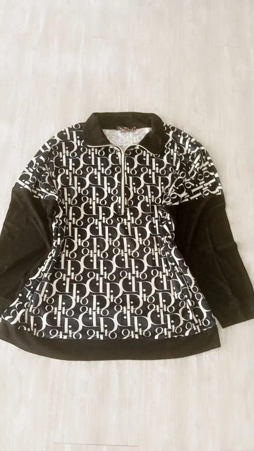 تعدادی لباس|لباس|ایلام, |دیوار