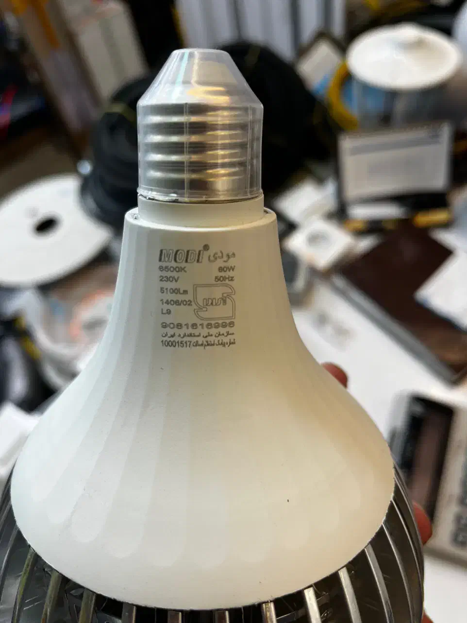 لامپ ۶۰ وات بدنه آلومینیومی گارانتی / برق اقایی|لامپ و چراغ|اصفهان, فروردین|دیوار