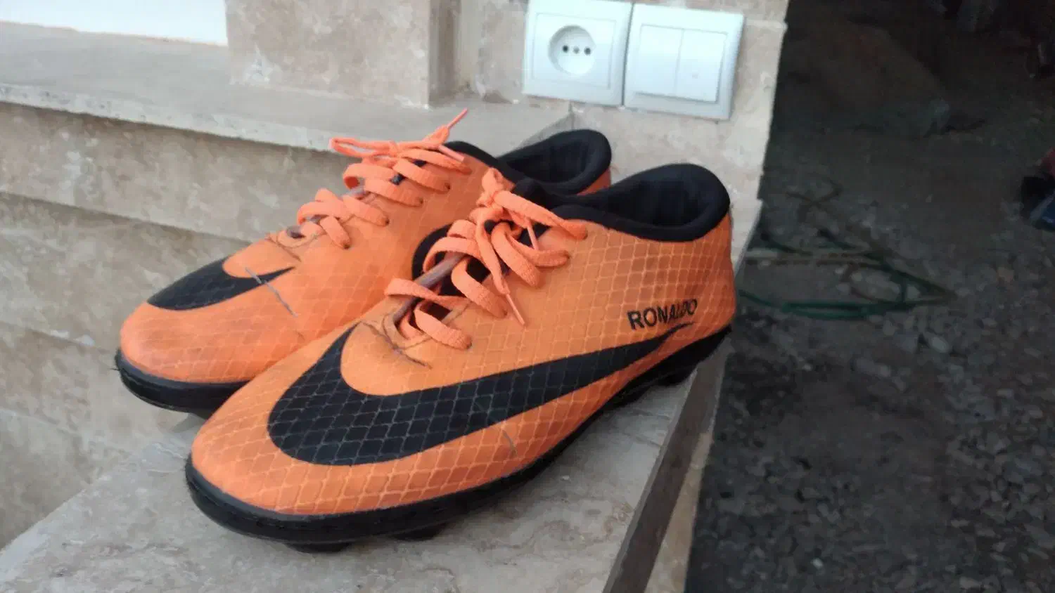 کفش فوتبال|کیف، کفش، کمربند|اسفراین, |دیوار