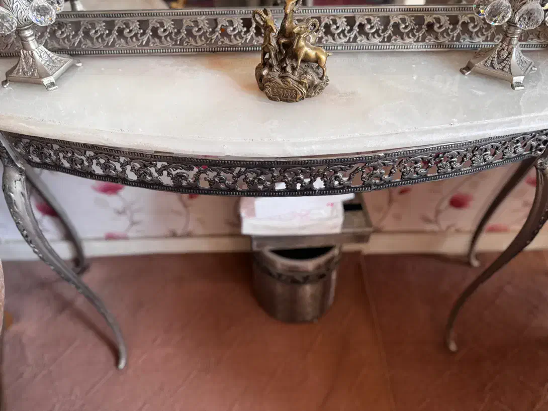 اینه و شمعدان|آینه|کرج, مصباح|دیوار