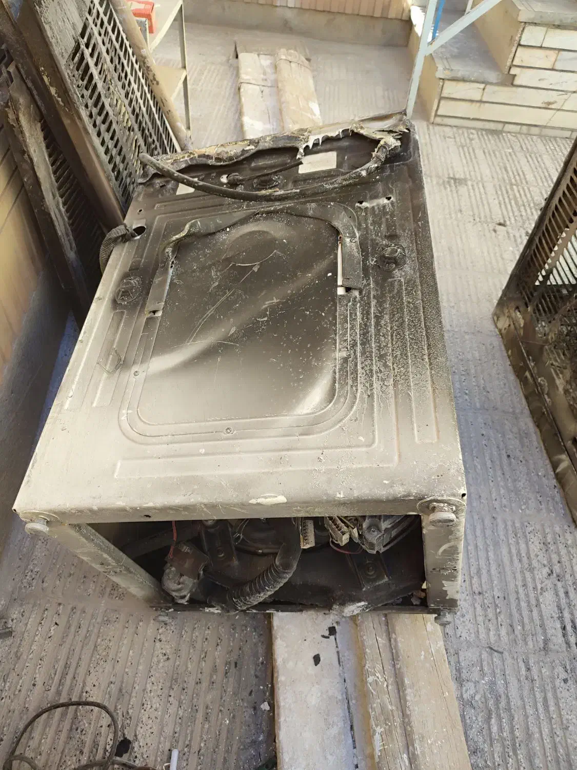 لباسشویی آبسال اتش گرفته|ماشین لباسشویی و خشک‌کن لباس|سبزوار, ولیعصر (نجار آباد)|دیوار