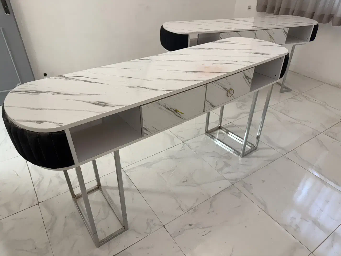 دو تا میز ناخن و یک شلف|آرایشگاه و سالنهای زیبایی|قم, سالاریه|دیوار