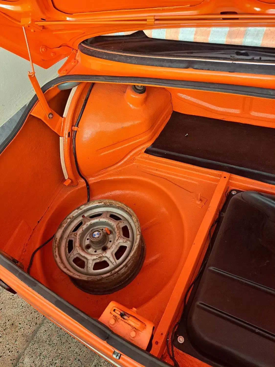 با سلام بی ام و ۲۰۰۲ مدل ۱۹۷۵|خودرو کلاسیک|اندیشه, اندیشه فاز ۱|دیوار