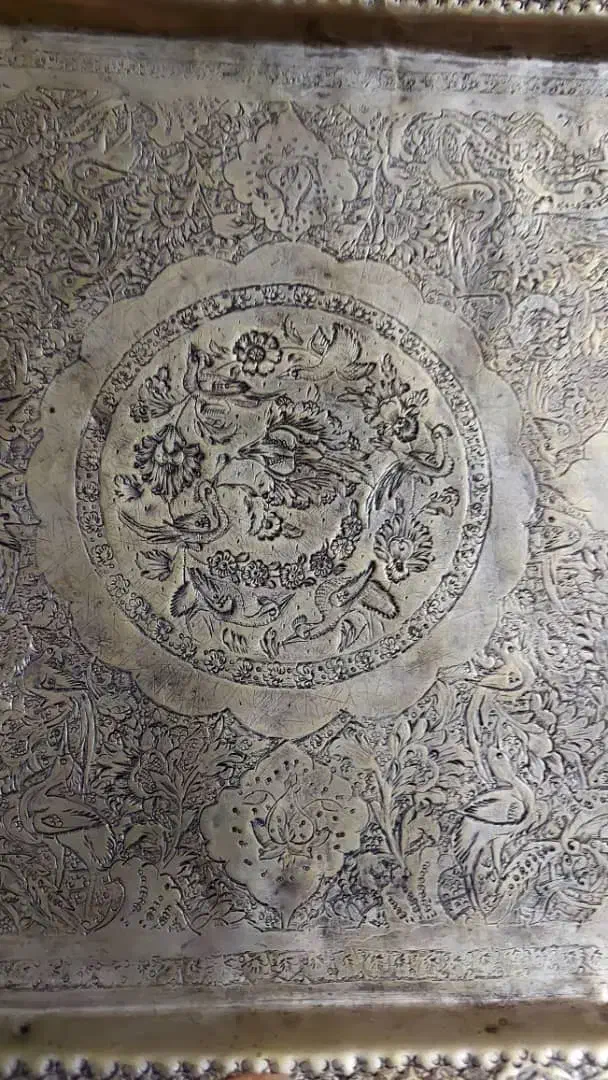 سینی قلم‌زنی قدیمی برنجی کار نفیس دست‌ساز|کلکسیون اشیاء عتیقه|کرمان, |دیوار