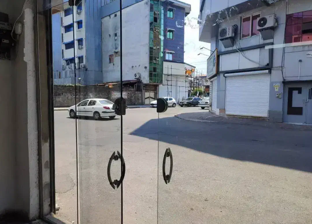 مغازه در سه راه لامپ سازی / ابتدای خیابان حافظ|اجارهٔ مغازه و غرفه|رشت, پارک شهر|دیوار