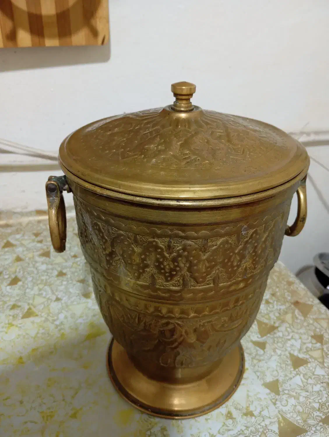 سطل برنجی|کلکسیون اشیاء عتیقه|طرقبه, |دیوار