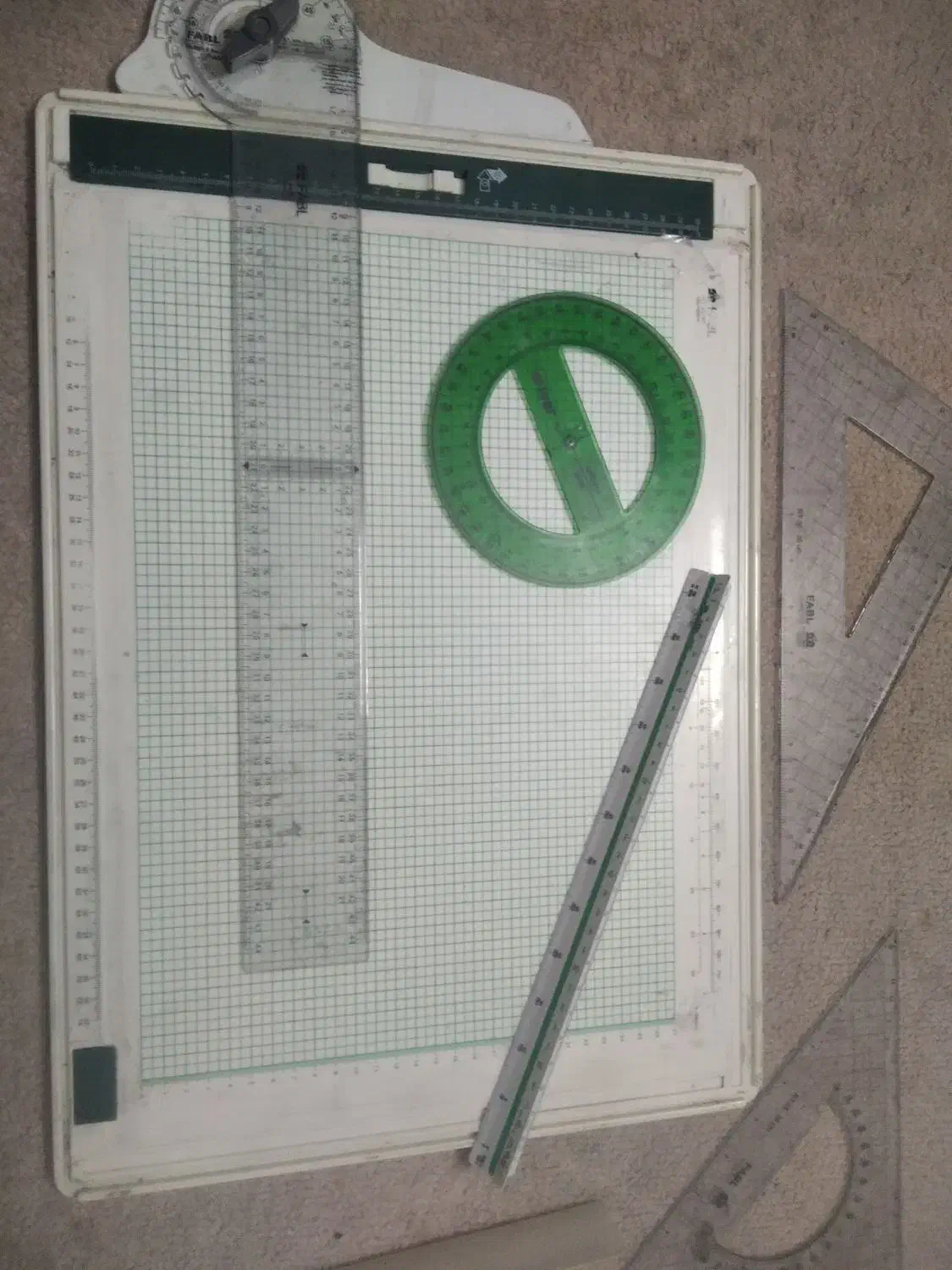 تخته رسم به همراه خط کش T و ...|لوازم التحریر|فولادشهر, مسکن مهر فولادشهر|دیوار