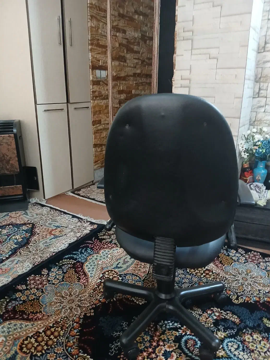 صندلی گردان چرم مشکی کاملاً سالم|صندلی و نیمکت|شهریار, شهرک شاهد|دیوار