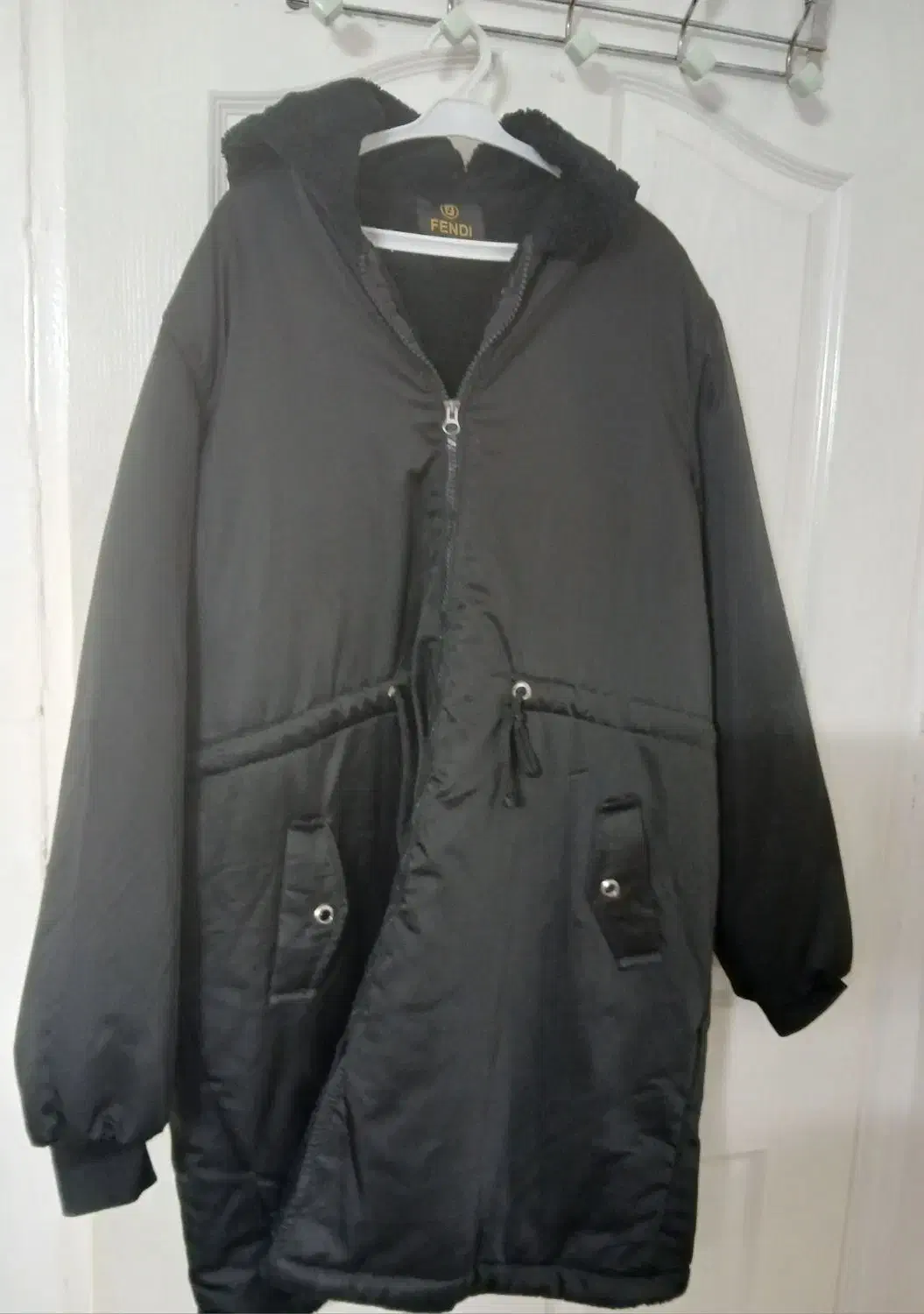 کاپشن یکی گلاه دار یکی بی کلاه  یک گلاداه|لباس|سراب, |دیوار