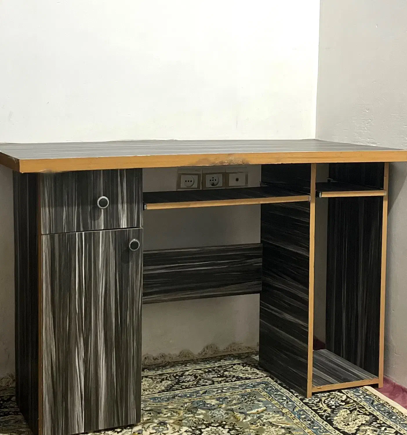 میز تحریر و کامپیوتر|میز تحریر و کامپیوتر|امامزاده عبدالله, |دیوار