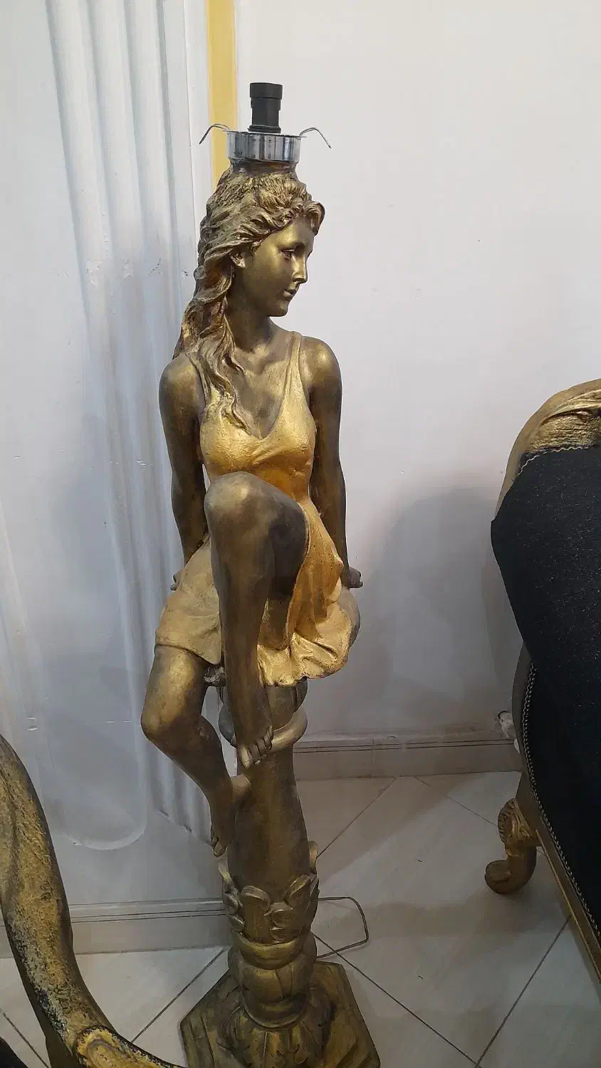 مجسمه آباژور بانو|چراغ خواب و آباژور|شهریار, شهریار|دیوار