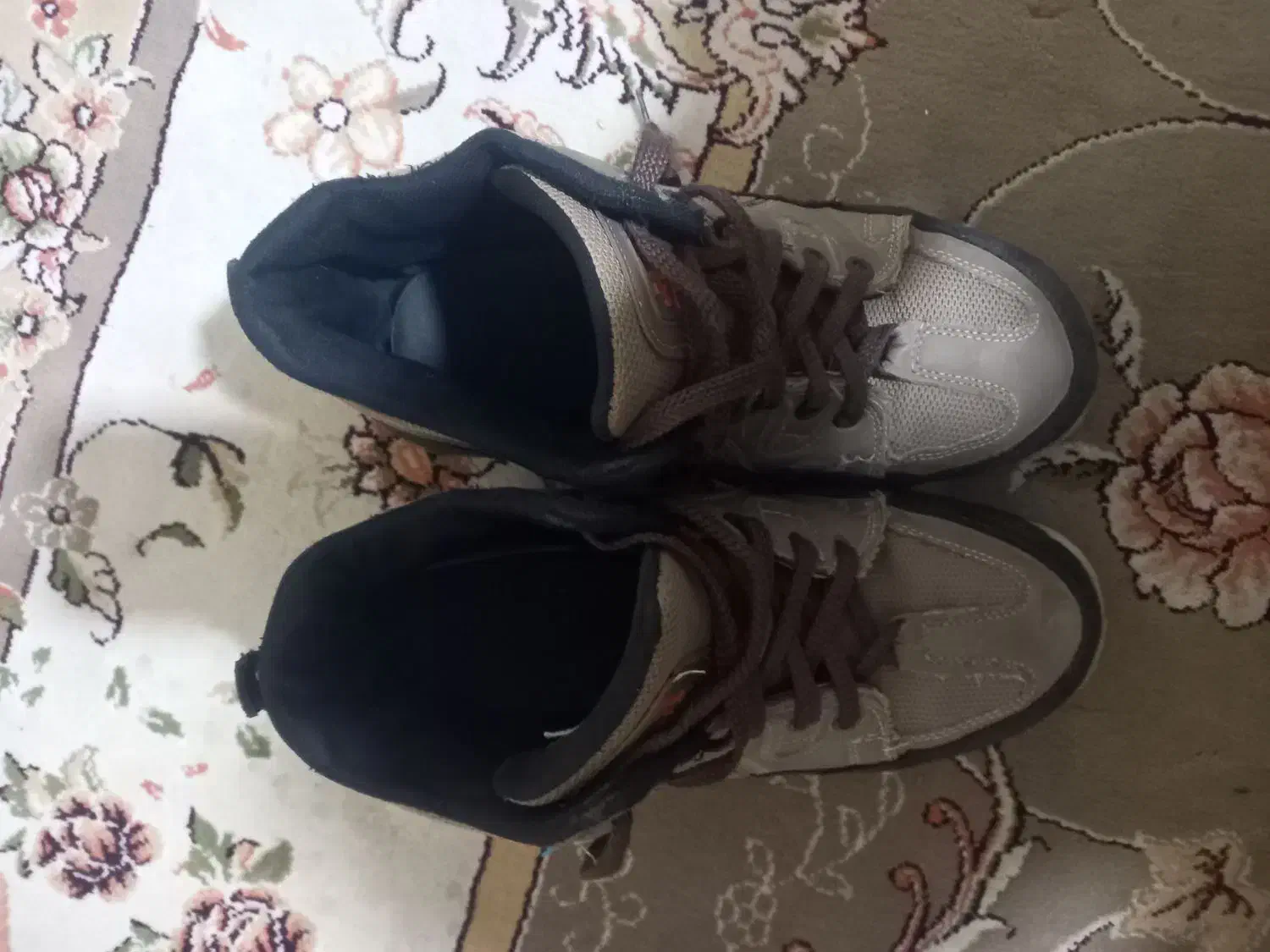 کفش کوه نوردی|کیف، کفش، کمربند|اصفهان, باغ فردوس|دیوار