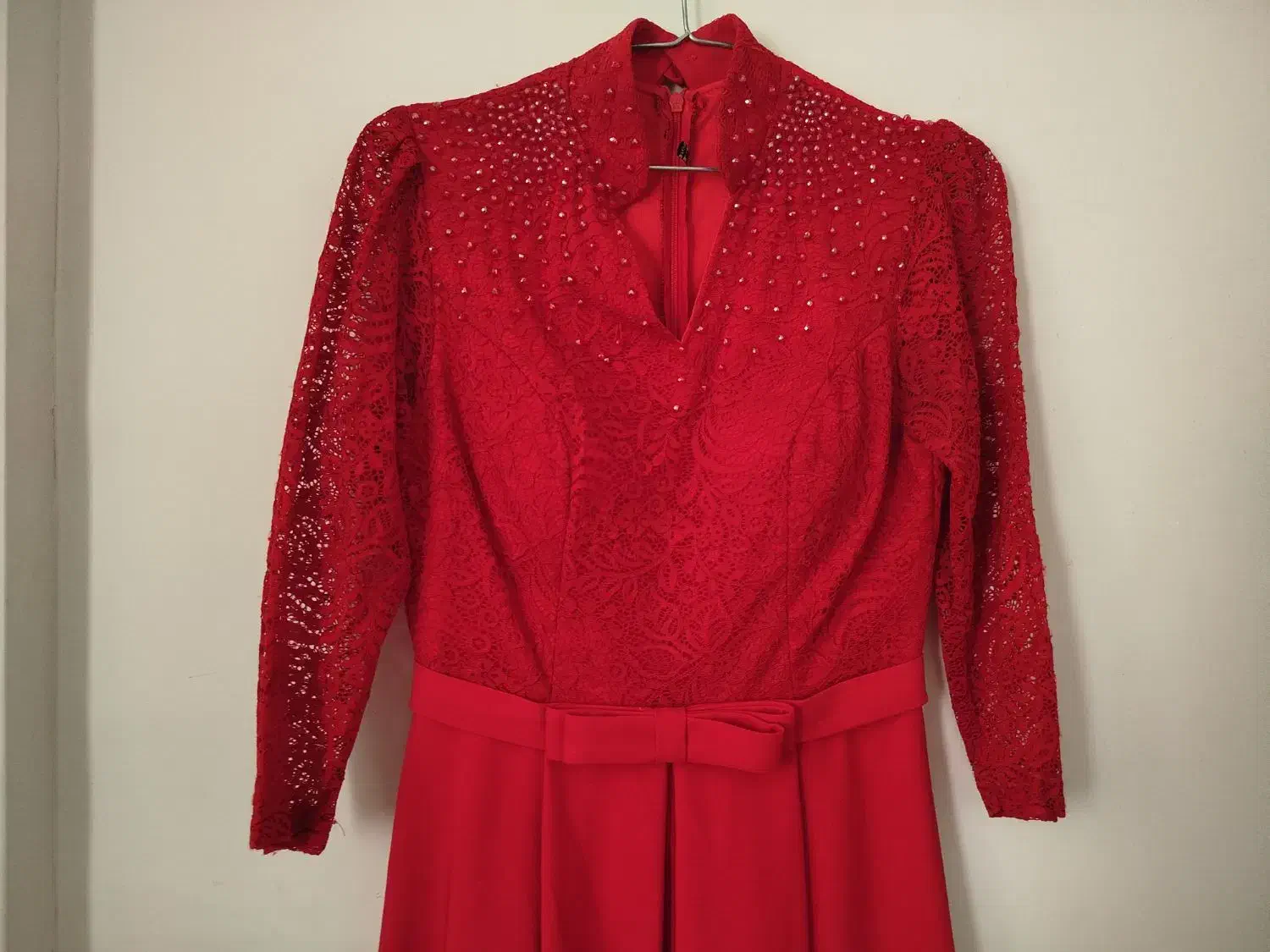 لباس مجلسی|لباس|اقبالیه, |دیوار