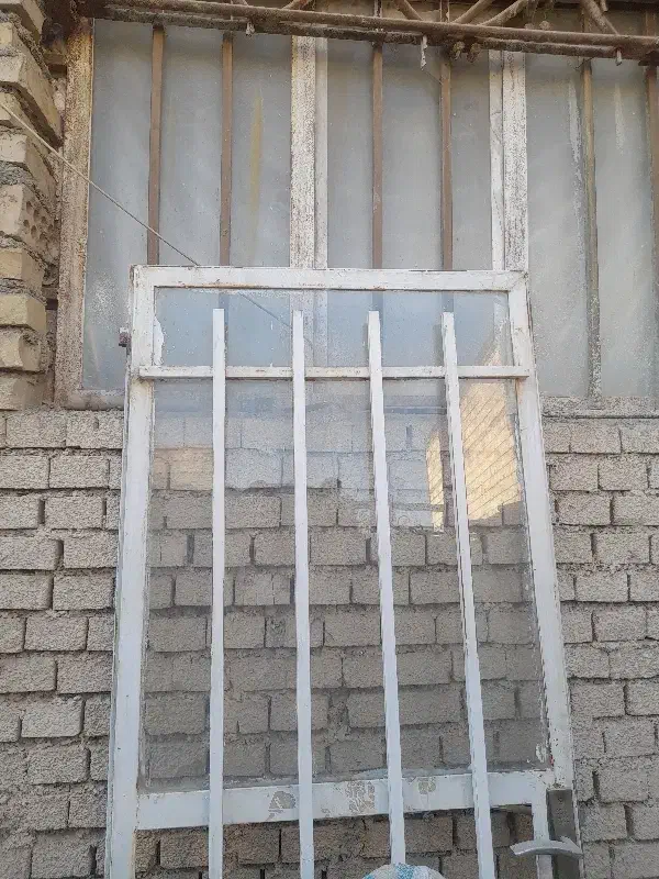 درب و پنجره آهنی موجود هست|مصالح و تجهیزات ساختمان|چناران, |دیوار
