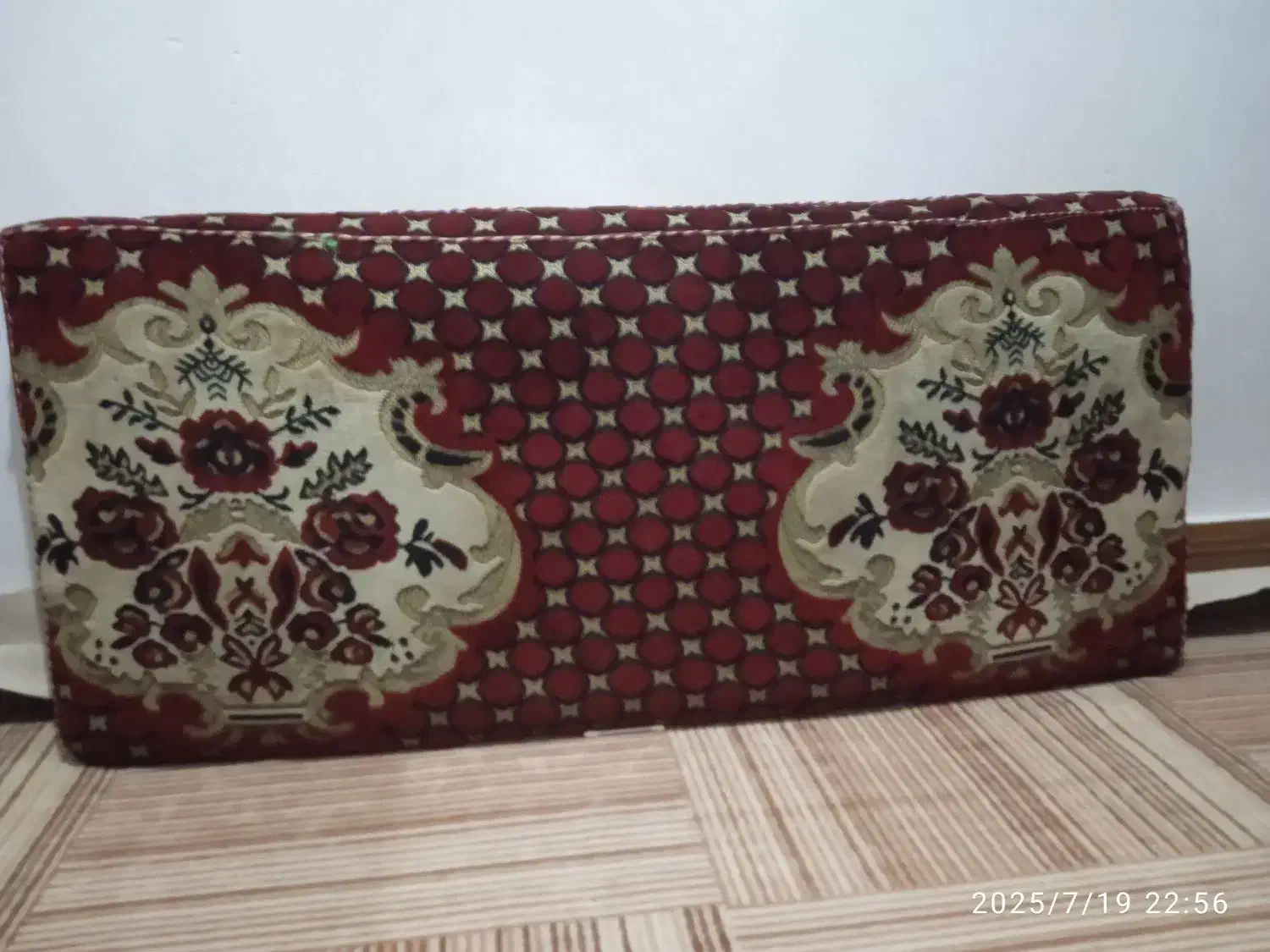 پشتی|پشتی|قم, ولیعصر|دیوار