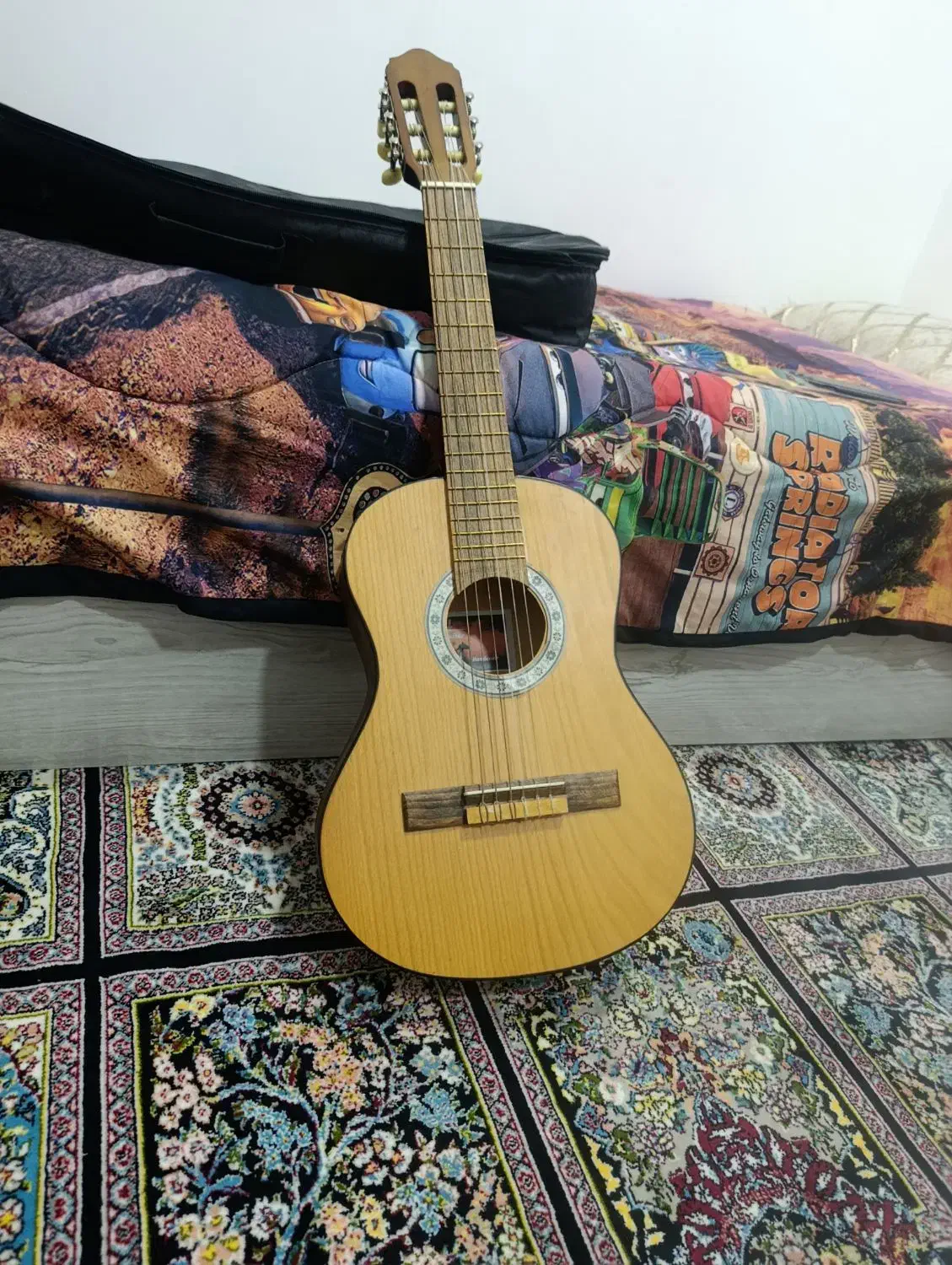 گیتار رویال مارک متوسط درحد نو|گیتار، بیس، امپلیفایر|الیگودرز, |دیوار