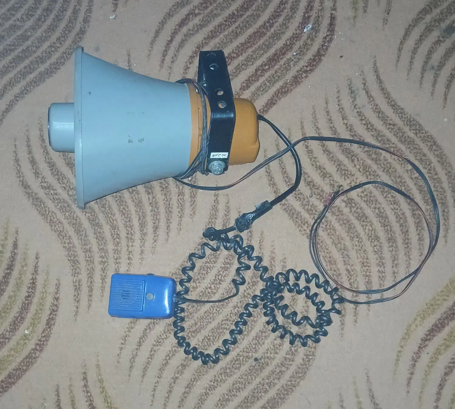 بلنگو|صوتی و تصویری|گالیکش, |دیوار