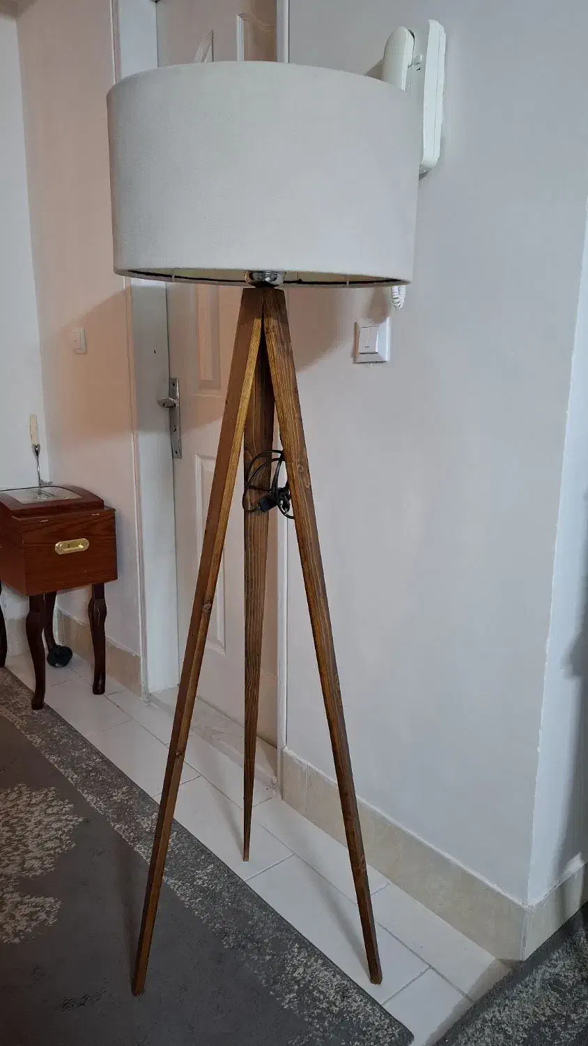 آباژور کنار سالنی چوبی مدل سه پایه|چراغ خواب و آباژور|مهاجران, |دیوار