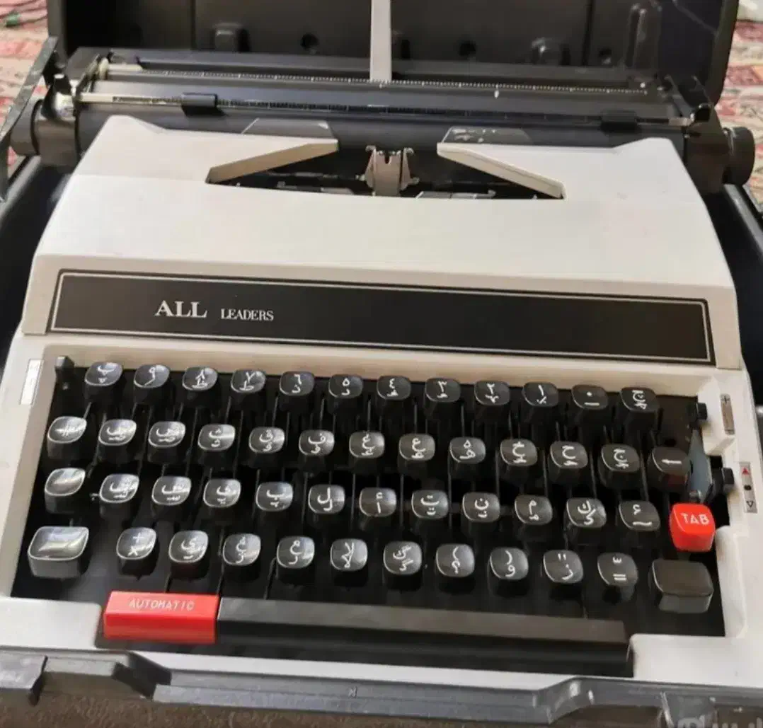 ماشین تایپ فارسی با کیف اصلی ژاپن|کلکسیون اشیاء عتیقه|فولادشهر, مسکن مهر فولادشهر|دیوار