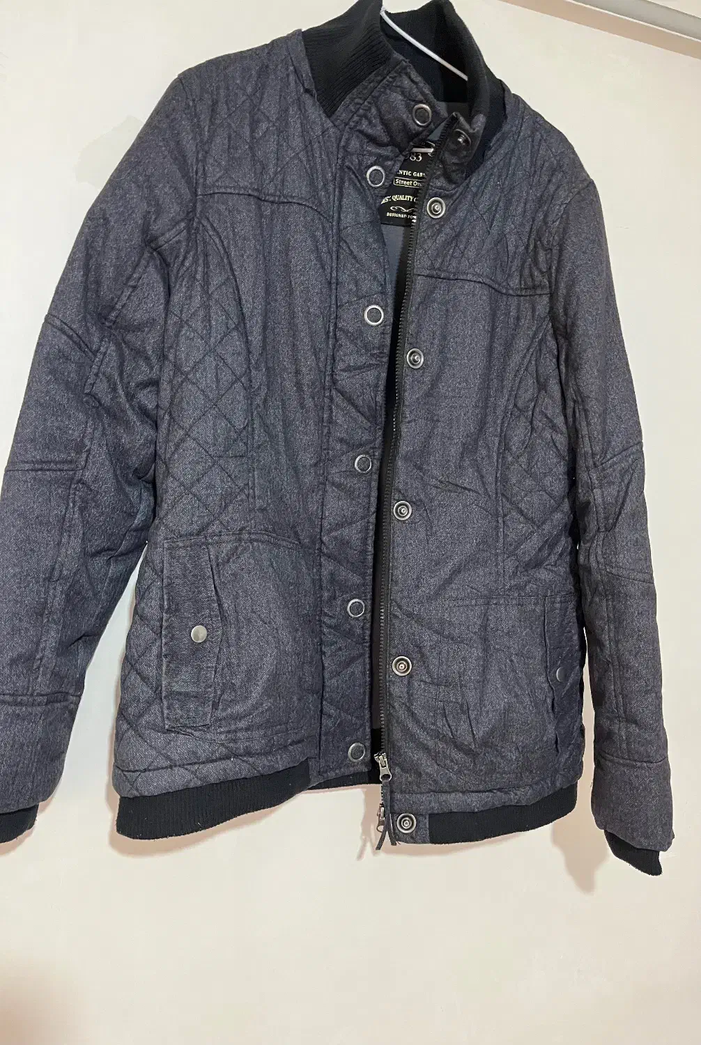 کاپشن|لباس|رشت, گلباغ نماز|دیوار