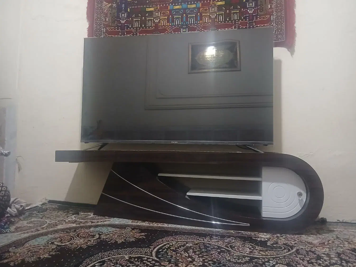 میز و تلوزیون هوشمنده 65 اینچ|تلویزیون و پروژکتور|زاهدان, |دیوار