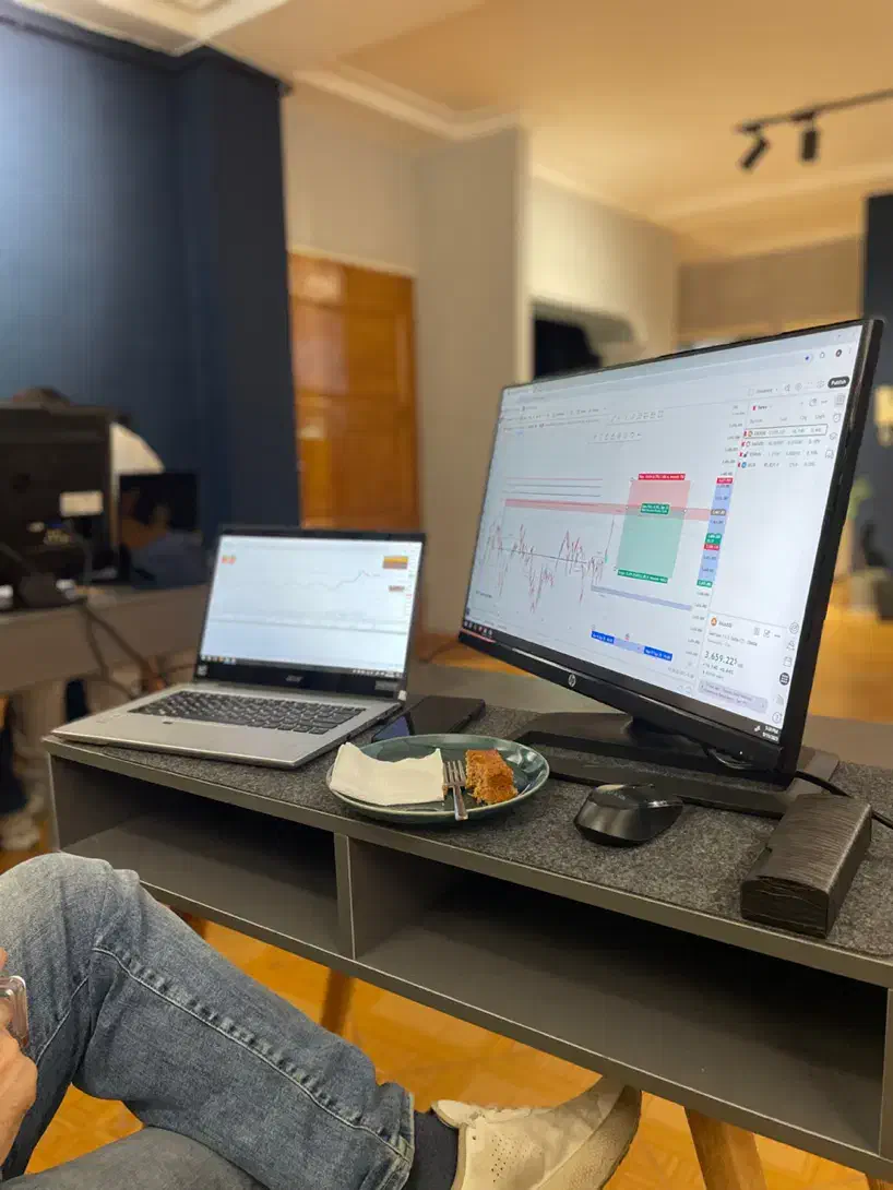 میزهای اشتراکی و اتاق آموزش وکار|اجارهٔ کوتاهمدت دفتر کار و فضای آموزشی|رشت, گلسار|دیوار