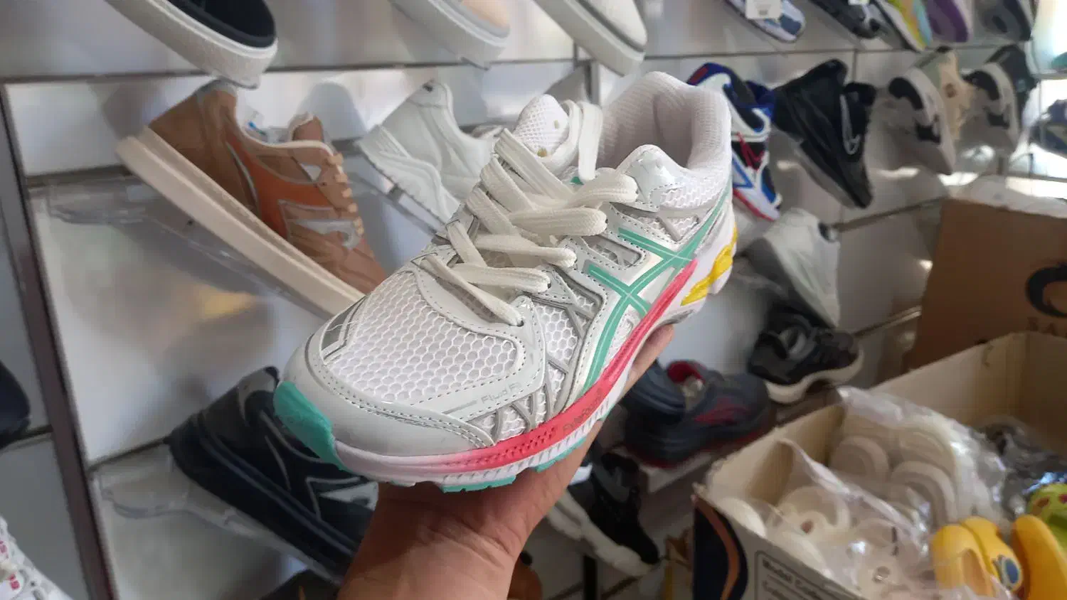 کفش|کیف، کفش، کمربند|ماهنشان, |دیوار