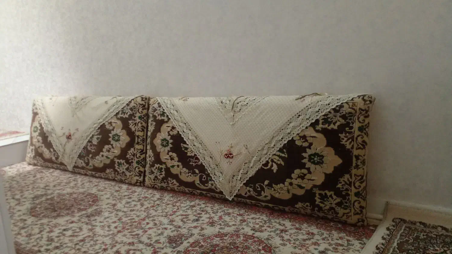 یک جفت پشتی|پشتی|سمنان, |دیوار