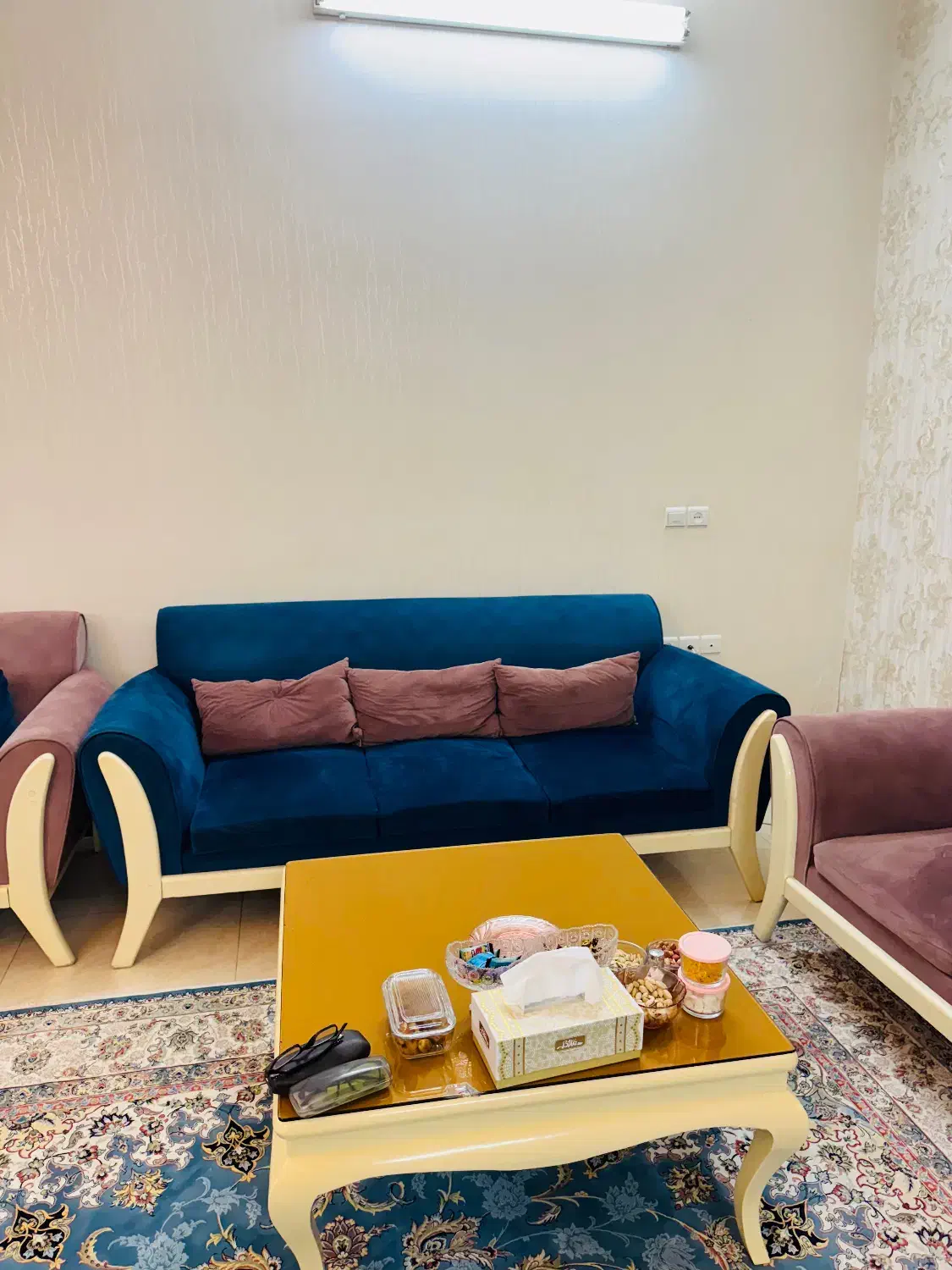 مبلمان راحتی ۱۱ نفره و یک میز پذیرایی و ۴ عسلی|مبلمان خانگی و میز عسلی|قم, عمار یاسر|دیوار