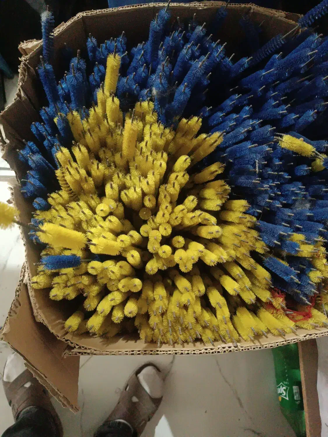 تعدادی فرچه جارو نپتون|لوازم نظافت|اراک, |دیوار