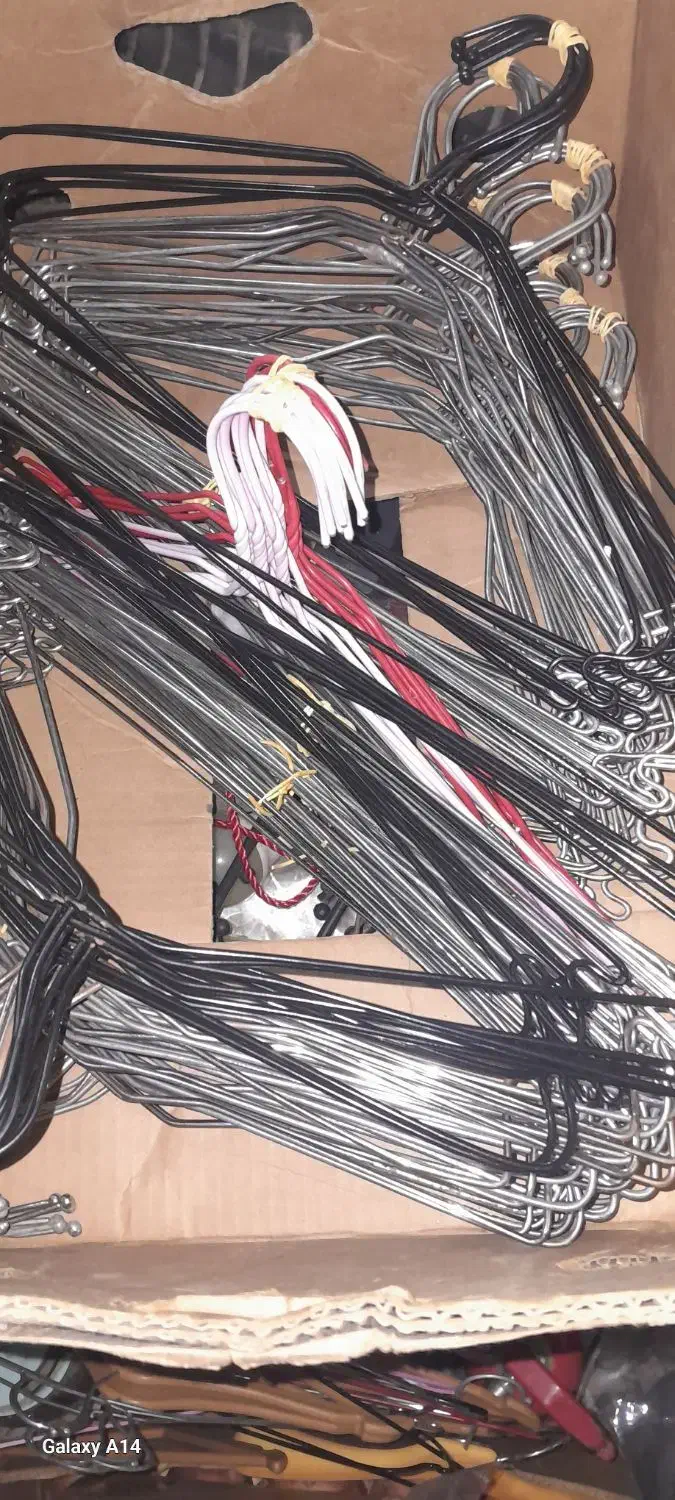 جا لباسی یا چوب رگال  یا اویز لباس|بندرخت و رخت‌آویز|آستانه اشرفیه, |دیوار