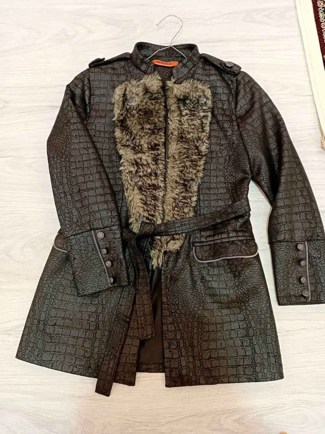 پالتو چرم ترک، و شلوار|لباس|بازرگان, |دیوار