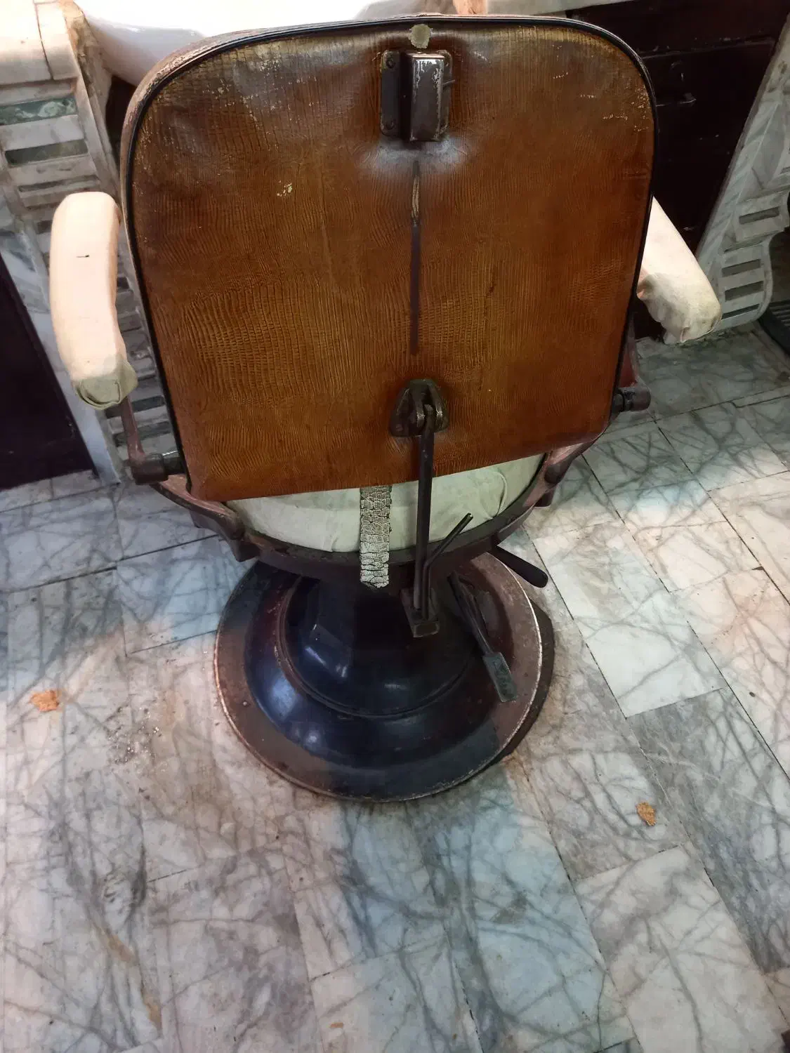 تعدادی صندلی آرایشگاه|آرایشگاه و سالنهای زیبایی|آستانه اشرفیه, |دیوار