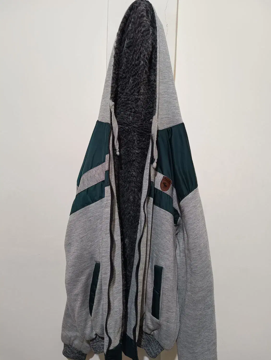 کاپشن|لباس|خوی, |دیوار