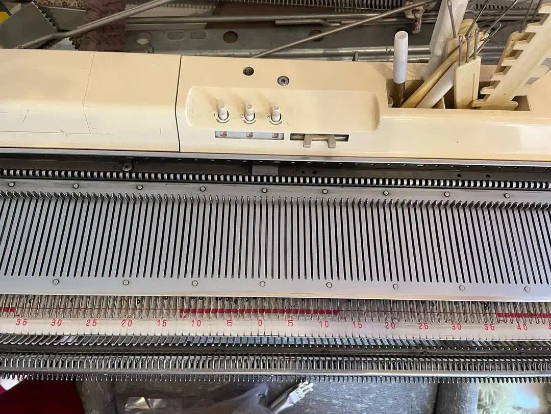 فروش یک دستگاه بافتنی برادر به همراه ۳کیلو کاموا|لوازم خیاطی و بافتنی|آستارا, |دیوار