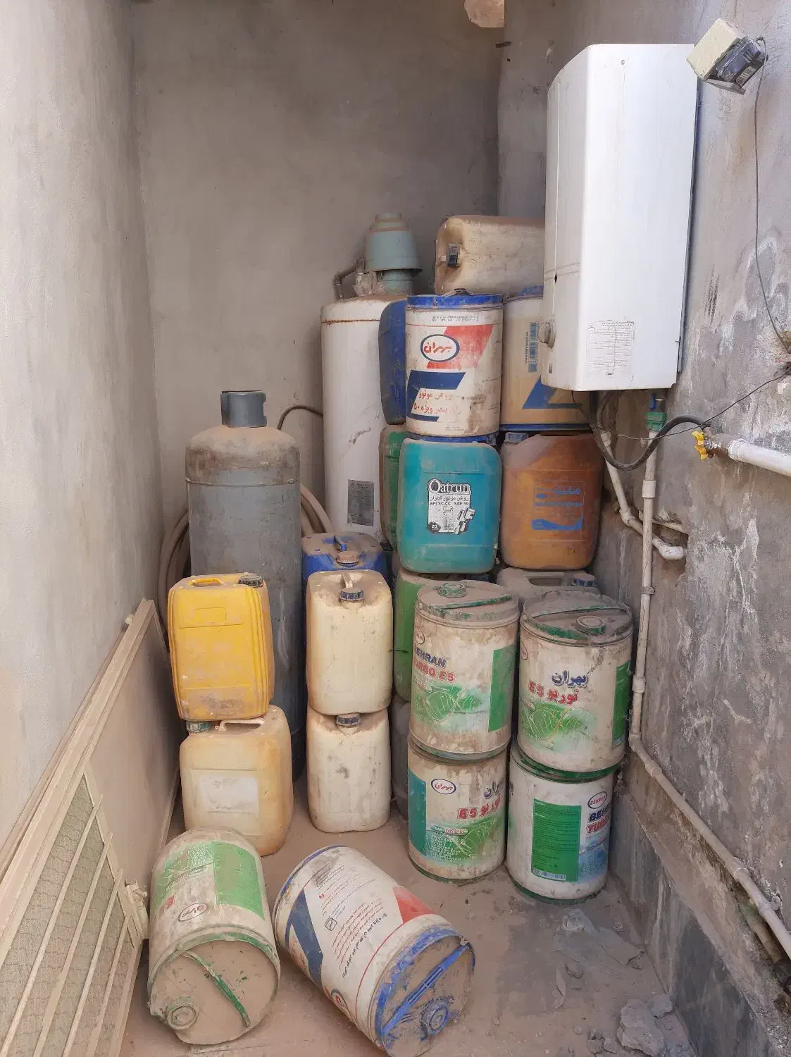 گالن خالی نو|ظروف نگهدارنده، پلاستیکی، یک‌بارمصرف|زابل, |دیوار