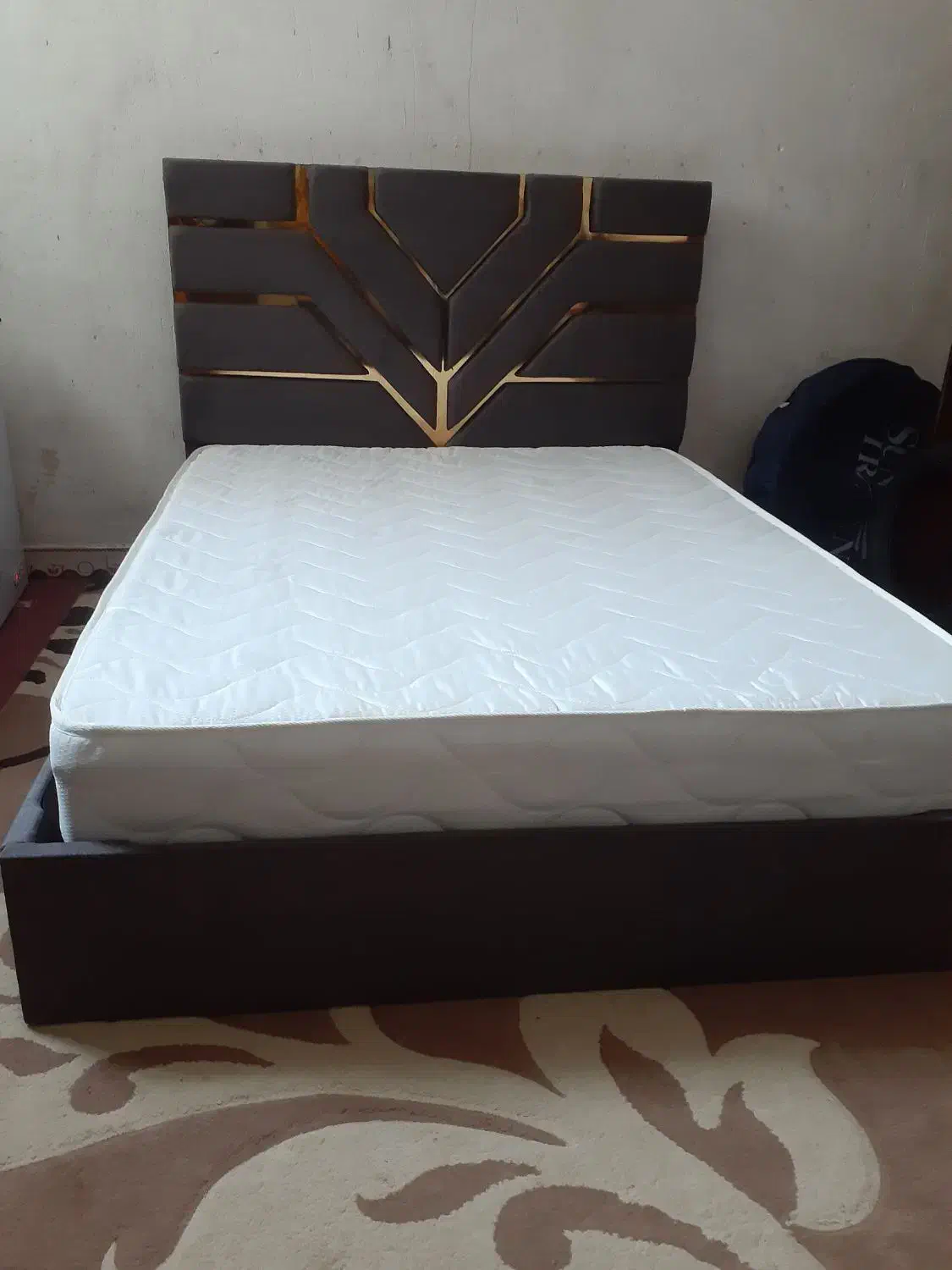 یک تخت خوب به فروش می‌رسد|تخت و سرویس خواب|جم, |دیوار