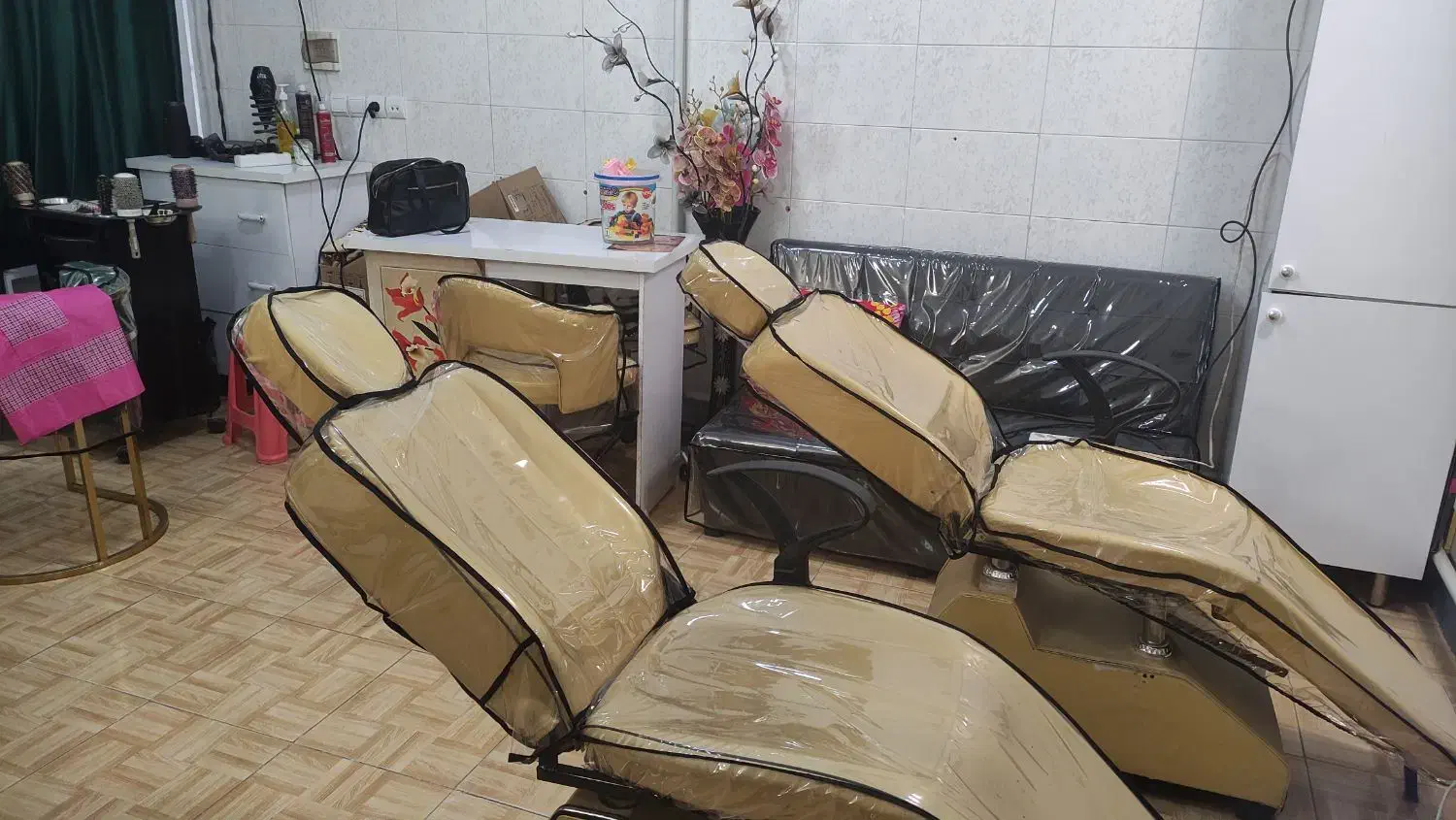 لوازم آرایشی|آرایشگاه و سالنهای زیبایی|مرند, |دیوار