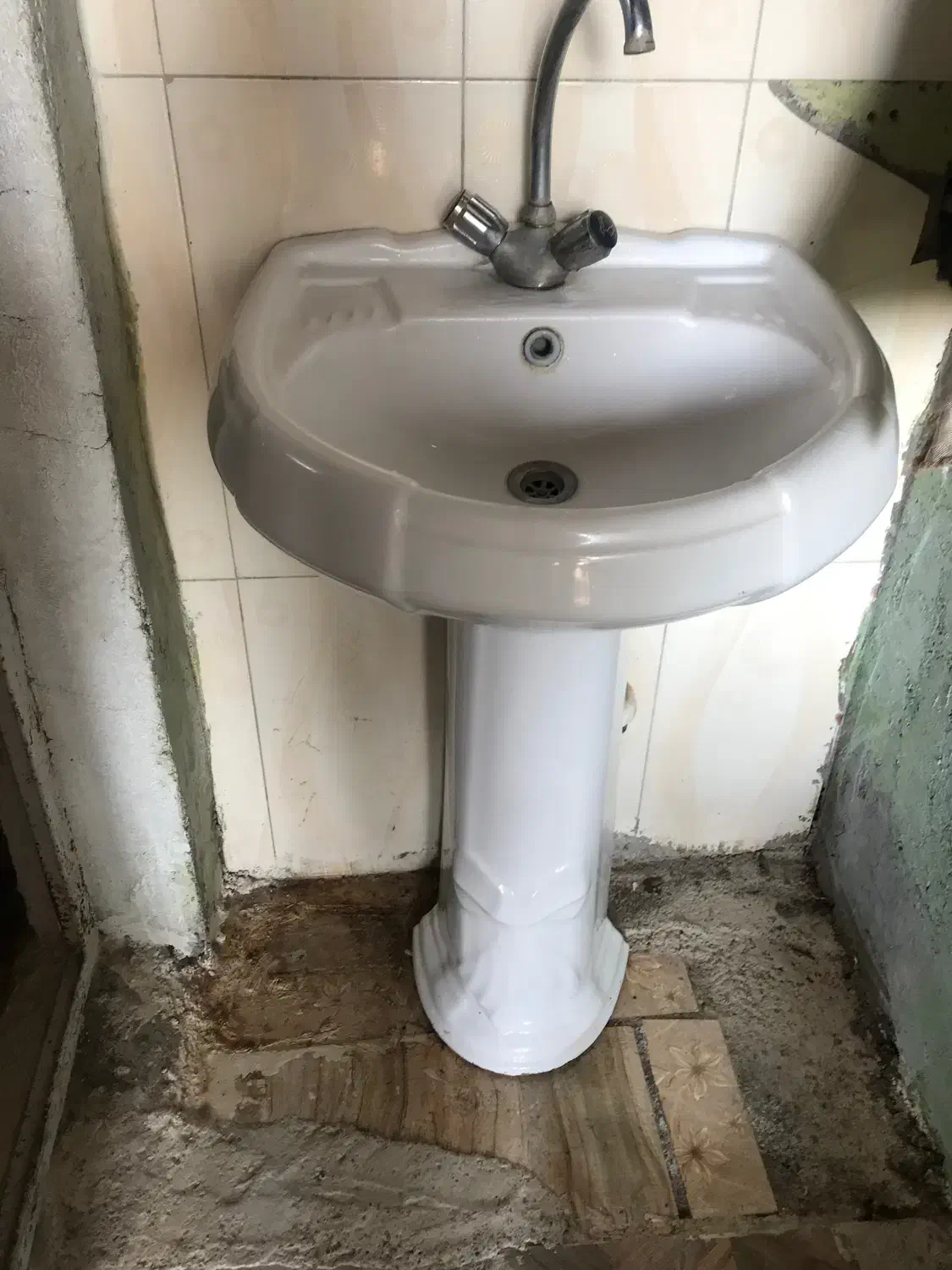 سیک روشویی سالم|لوازم سرویس بهداشتی|صومعه‌سرا, |دیوار