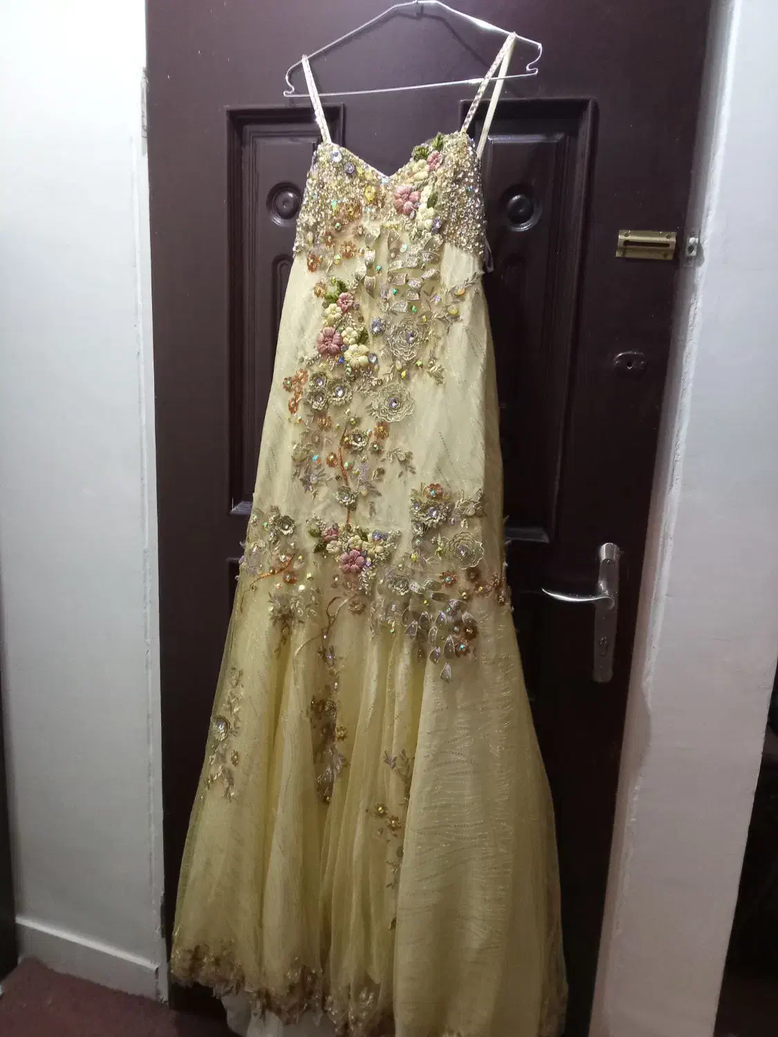 لباس مجلسی دنباله دار|لباس|تهران, نیروی هوایی (پیروزی)|دیوار