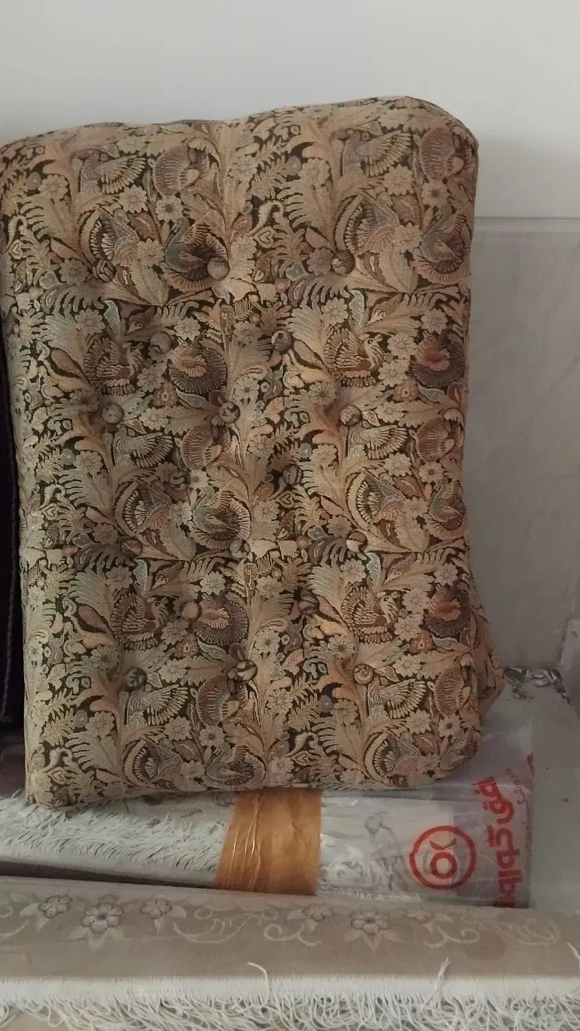 چند تا پشتی است با پنبه خوب پرشده|پشتی|یزد, |دیوار