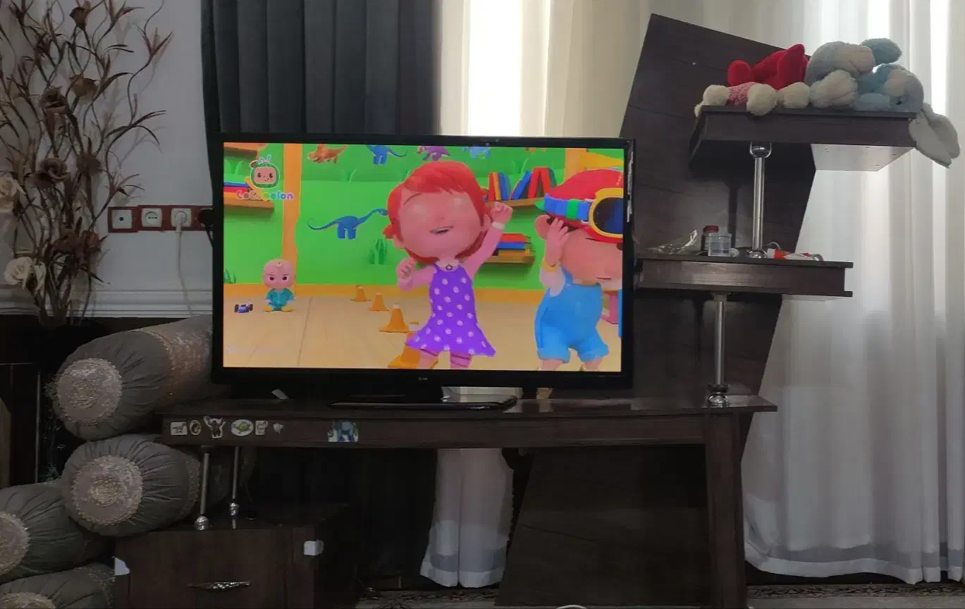 زیر تلوزیون تمام ام دی اف با دوتا گلدون با گل|میز تلویزیون|دهدشت, |دیوار