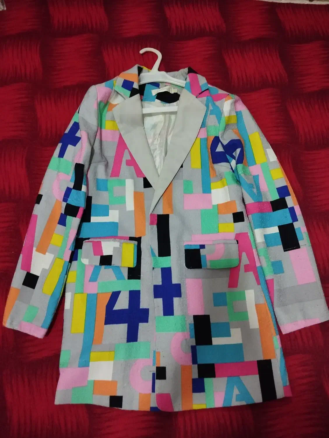 کت خاکستری طرح دار|لباس|صدرا-فارس, فاز ۲|دیوار