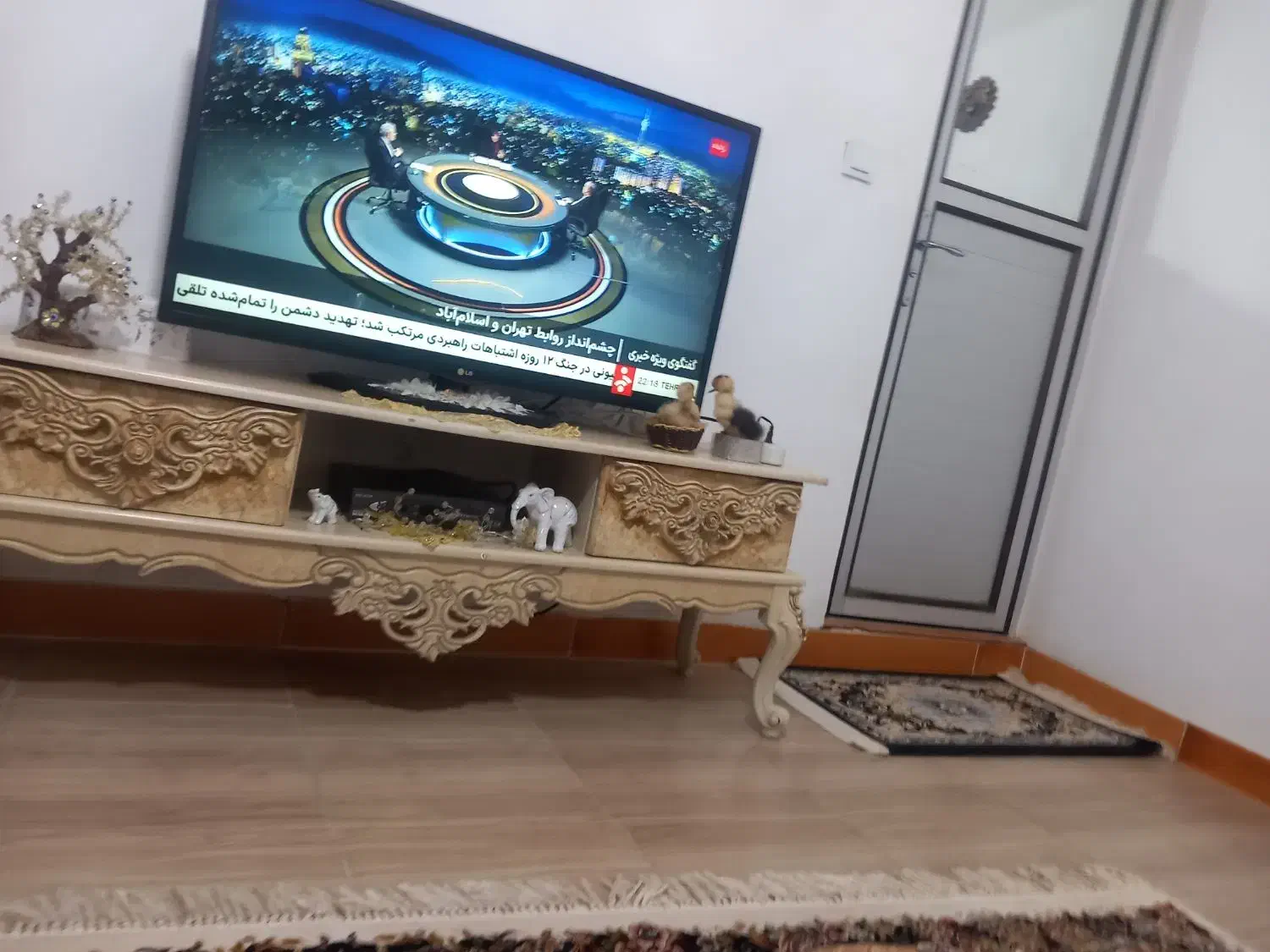 میز تلویزیون در حد نو تمیز سالم|میز تلویزیون|رشت, حومه رشت|دیوار